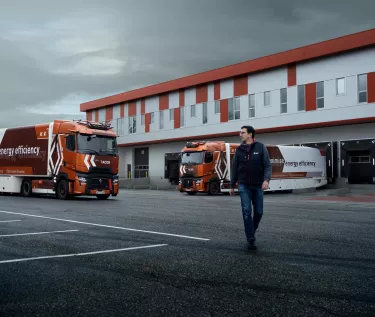 Model year 2025 : Renault Trucks T High Smart Racer in a logistics centre; lifestyle (Renault Trucks bodywarmer, Renault Trucks hoodie)